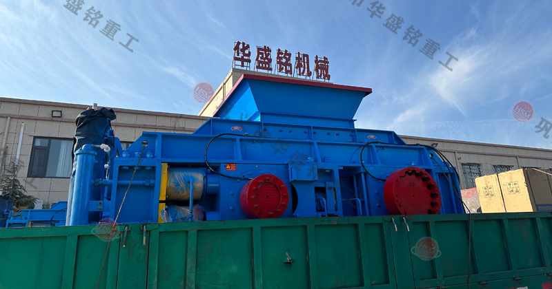 玄武巖粉碎成1-5mm用什么設(shè)備？推薦時(shí)產(chǎn)80噸對(duì)輥制砂機(jī)