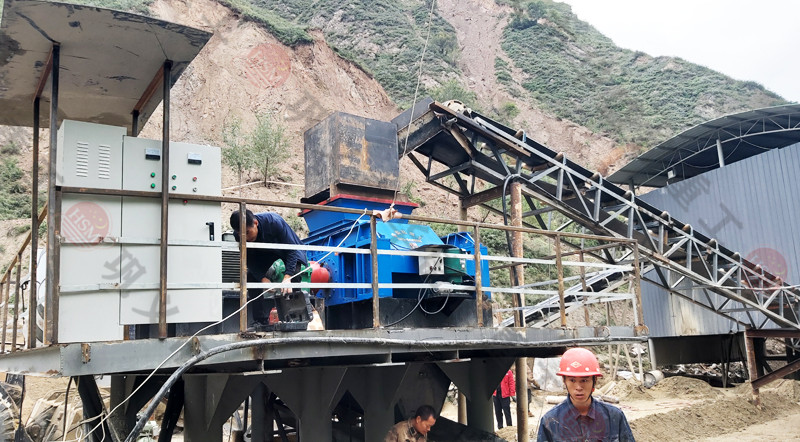 全自動(dòng)液壓對輥破碎機(jī)遼寧安裝現(xiàn)場